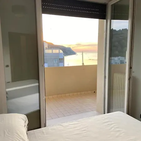 Tramonto In Baia Пезаро